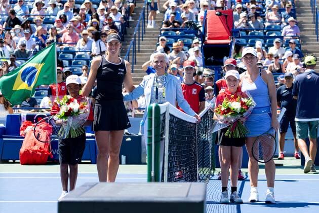 TORONTO, ON - AUGUST 14: Beatriz Haddad Maia (BRA) and Simona Halep (ROU) pose for a picture before their National Bank Open WTA, Tennis Damen tennis tournament final on August 14, 2022, at Sobeys Stadium in Toronto, ON, Canada. (Photo by Julian Avram Icon Sportswire) TENNIS: AUG 14 National Bank Open Icon2208140106