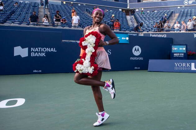 Bilder des Jahres 2022, Sport 08 August Sport Themen der Woche KW32 Sport Bilder des Tages August 14, 2022, TORONTO, ON, CAN: Coco Gauff, of the United States, holds a garland to celebrate her status as world number one in womenöÄÃ s doubles after her victory in the final with compatriot Jessica Pegula over Nicole Melichar-Martinez, of the United States and Ellen Perez, of Australia, during the National Bank Open double finals tennis tournament in Toronto on Sunday, August 14, 2022. Coco Gauff  - ZUMAc35_ 20220814_zaf_c35_171 Copyright: xChrisxYoungx