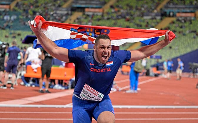 Bilder des Jahres 2022, Sport 08 August Sport Themen der Woche KW33 Sport Bilder des Tages 15.08.2022, European Championchips München 2022, Leichtathletik im Olympiastadion München, Kugelstoßen Männer Finale, Sieger Filip Mihaljevic (Kroatien) jubelt *** 15 08 2022, European Championchips Munich 2022, athletics at the Olympic Stadium Munich, shot put men final, winner Filip Mihaljevic Croatia cheers