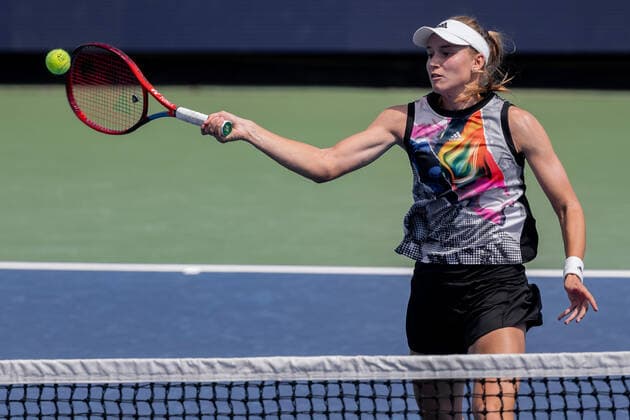August 15, 2022, Mason, Ohio, USA: Elena Rybakina (KAZ) hits a forehand shot at the net during Monday s first round of the Western and Southern Open at the Lindner Family Tennis Center, Mason, Oh. Mason USA - ZUMAs304 20220815_zaf_s304_071 Copyright: xScottxStuartx