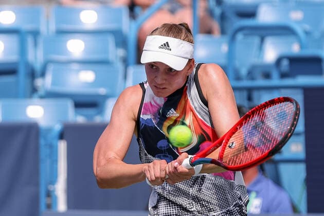 August 15, 2022, Mason, Ohio, USA: ELENA RYBAKINA (KAZ) hits a two-handed backhand during Monday s first round of the Western and Southern Open at the Lindner Family Tennis Center. Rybakina won 6-3, 6-2. Mason USA - ZUMAs304 20220815_zaf_s304_035 Copyright: xScottxStuartx