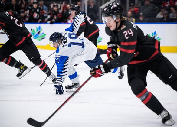 220815 Juuso Mäenpää of Finland slips during the 2022 IIHF World Junior Championship group stage game between Canada and Finland on August 15, 2022 in Edmonton Photo Joel Marklund BILDBYRAN kod JM JM0360 bbeng ishockey ice hockey jvm junior vm u20 2022 iihf world junior Championship world Juniors canada Canada Finland,  Copyright: JOELxMARKLUND BB220815JM014