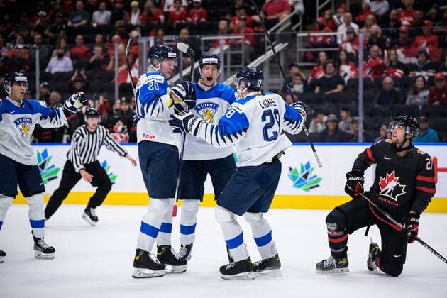 220815 Samuel Helenius, Kalle Väisänen and Eetu Liukas of Finland celebrate the 3 1 goal next to Will Cuylle of Canada during the 2022 IIHF World Junior Championship group stage game between Canada and Finland on August 15, 2022 in Edmonton Photo Joel Marklund BILDBYRAN kod JM JM0360 bbeng ishockey ice hockey jvm junior vm u20 2022 iihf world junior Championship world Juniors canada canada finland jubel Depp,  Copyright: JOELxMARKLUND BB220815JM026