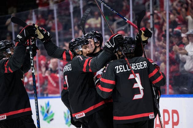 220815 Ridly Greig of Canada celebrates with teammates after scoring 4 1 during the 2022 IIHF World Junior Championship group stage game between Canada and Finland on August 15, 2022 in Edmonton Photo Joel Marklund BILDBYRAN kod JM JM0360 bbeng ishockey ice hockey jvm junior vm u20 2022 iihf world junior championship world juniors canada kanada finland jubel,  Copyright: JOELxMARKLUND BB220815JM030