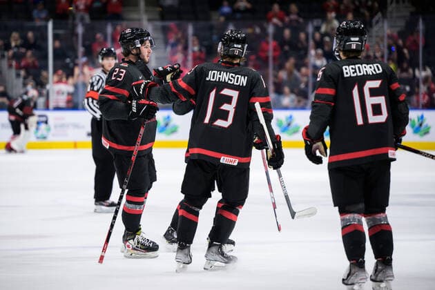 220815 Mason McTavish of Canada celebrates with teammates after scoring 5 1 during the 2022 IIHF World Junior Championship group stage game between Canada and Finland on August 15, 2022 in Edmonton Photo Joel Marklund BILDBYRAN kod JM JM0360 bbeng ishockey ice hockey jvm junior vm u20 2022 iihf world junior championship world juniors canada kanada finland jubel,  Copyright: JOELxMARKLUND BB220815JM043