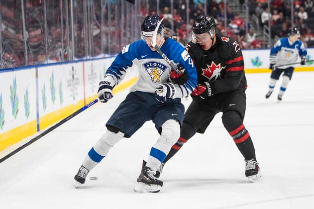 August 15, 2022, EDMONTON, AB, CANADA: Canada s William Dufour (25) and Finland s Joni Jurmo (4) battle for the puck during second period IIHF World Junior Hockey Championship action in Edmonton on Monday August 15, 2022. Canada News - August 15, 2022  - ZUMAc35_ 20220815_zaf_c35_074 Copyright: xJasonxFransonx