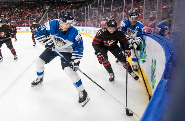 August 15, 2022, EDMONTON, AB, CANADA: Canada s Jack Thompson (22) and Finland s Aatu Raty (34) and Roni Hirvonen (22) battle for the puck during third period IIHF World Junior Hockey Championship action in Edmonton on Monday August 15, 2022. Canada News - August 15, 2022  - ZUMAc35_ 20220815_zaf_c35_093 Copyright: xJasonxFransonx