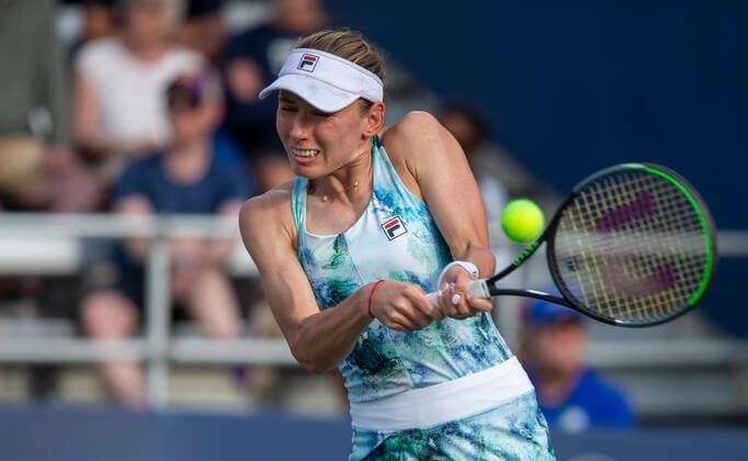 September 14, 2022, Mason, OH, USA: Western and Southern Open Tennis, Mason, OH - Ekaterina Alexandrova returns the ball agaisnt opponent Leyla Fernandez. August 15, 2022 - ZUMA Press Mason USA - ZUMAn24_ 20220914_zaf_n24_027 Copyright: xWallyxNellx