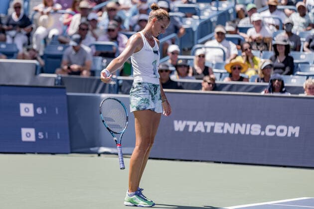August 16, 2022, Mason, Ohio, USA: Karolina Pliskova (CZE) flips her racket to the court after missing a shot during Tuesdays first round of the Western and Southern Open at the Lindner Family Tennis Center, Mason, Oh. Mason USA - ZUMAs304 20220816_zaf_s304_035 Copyright: xScottxStuartx