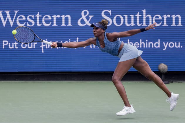 August 16, 2022, Mason, Ohio, USA: Venus Williams (USA) reaches for a shot to the corner during Tuesdays first round of the Western and Southern Open at the Lindner Family Tennis Center, Mason, Oh. Mason USA - ZUMAs304 20220816_zaf_s304_043 Copyright: xScottxStuartx