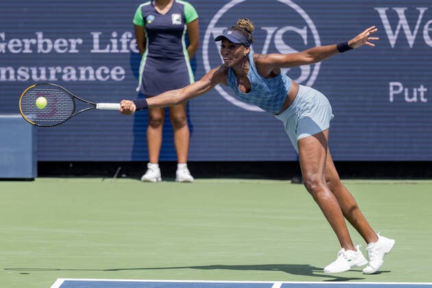 August 16, 2022, Mason, Ohio, USA: Venus Williams (USA) reaches for a forehand shot during Tuesdays first round of the Western and Southern Open at the Lindner Family Tennis Center, Mason, Oh. Mason USA - ZUMAs304 20220816_zaf_s304_052 Copyright: xScottxStuartx