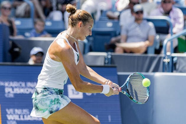 August 16, 2022, Mason, Ohio, USA: Karolina Pliskova (CZE) hits a two-handed backhand during Tuesdays first round of the Western and Southern Open at the Lindner Family Tennis Center, Mason, Oh. Mason USA - ZUMAs304 20220816_zaf_s304_057 Copyright: xScottxStuartx