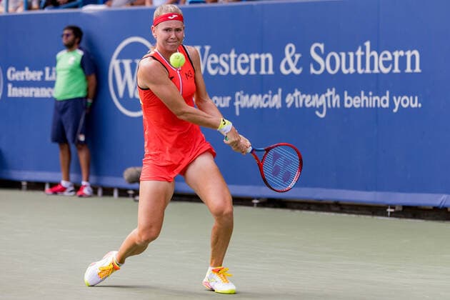 August 16, 2022, Mason, Ohio, USA: Marie Bouzkova (CZE) hits a two-handed backhand during Tuesdays first round of the Western and Southern Open at the Lindner Family Tennis Center, Mason, Oh. Mason USA - ZUMAs304 20220816_zaf_s304_219 Copyright: xScottxStuartx
