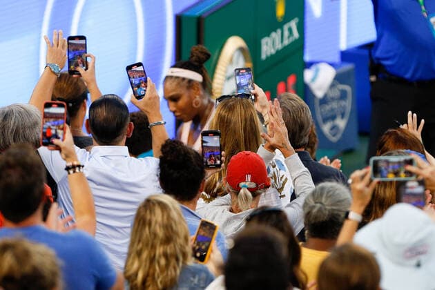 Sport Bilder des Tages CINCINNATI, OH - AUGUST 16: Fans capture Serena Williams walking off the court with their phones. Williams lost to Emma Raducanu of Great Britain 6-4, 6-0 during the first round of the Western & Southern Open on August 16, 2022, at the Lindner Family Tennis Center in Mason, OH. (Photo by Ian Johnson Icon Sportswire) TENNIS: AUG 16 Western & Southern Open Icon220816021