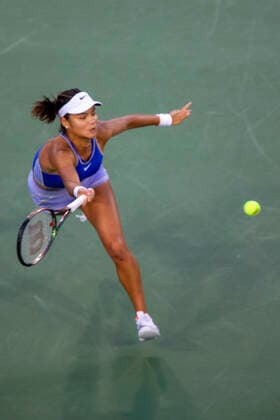 September 15, 2022, Mason, OH, USA: Western and Southern Open Tennis, Mason, OH - Emma Raducanu plays the ball against opponent Serena Williams. August 16, 2022 - ZUMA Press Mason USA - ZUMAn24_ 20220915_zaf_n24_074 Copyright: xWallyxNellx