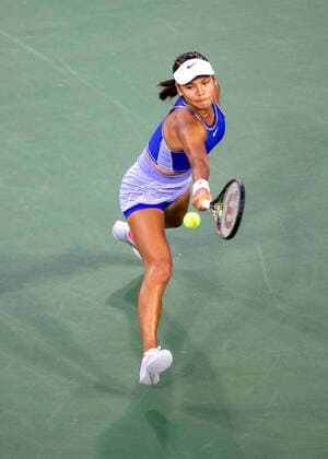 September 15, 2022, Mason, OH, USA: Western and Southern Open Tennis, Mason, OH - Emma Raducanu plays the ball against opponent Serena Williams. August 16, 2022 - ZUMA Press Mason USA - ZUMAn24_ 20220915_zaf_n24_081 Copyright: xWallyxNellx