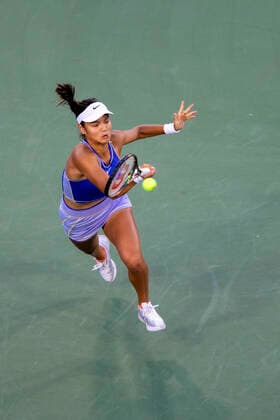 September 15, 2022, Mason, OH, USA: Western and Southern Open Tennis, Mason, OH - Emma Raducanu plays the ball against opponent Serena Williams. August 16, 2022 - ZUMA Press Mason USA - ZUMAn24_ 20220915_zaf_n24_084 Copyright: xWallyxNellx
