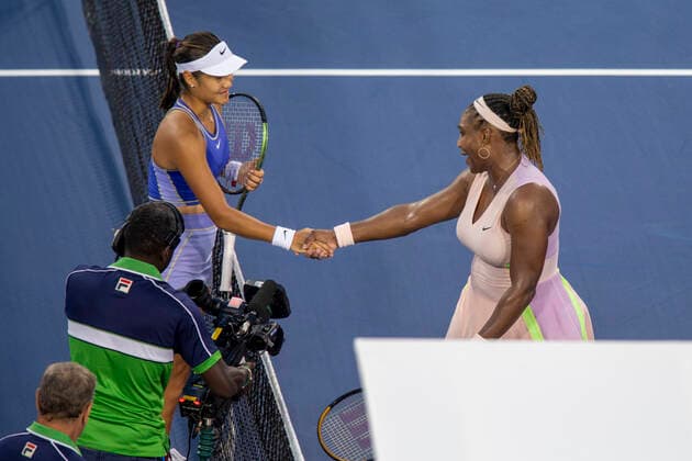 September 15, 2022, Mason, OH, USA: Western and Southern Open Tennis, Mason, OH - Serena Williams congratulates opponent Emma Raducanu for beating her 6-4 6-0. August 16, 2022 - ZUMA Press Mason USA - ZUMAn24_ 20220915_zaf_n24_090 Copyright: xWallyxNellx