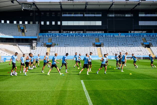 220817 Players of Malmö FF warm up during a training session with Malmö FF on August 17, 2022 in Malmö Photo Ludvig Thunman BILDBYRAN code LT LT0396 football football soccer fotball uefa europa league training practice training malmö ff bbeng play off,  Copyright: LUDVIGxTHUNMAN BB220817LT037