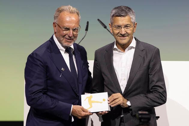 Sport Themen der Woche KW33 Sport Bilder des Tages Generalversammlung der Deutschen Fußball Liga (DFL) am 17.08.2022 in Dortmund Brackel (Nordrhein-Westfalen). Karl-Heinz Rummenigge (links) und Herbert Hainer stellen sich zum Foto nach der Auszeichnung für Rummenigge zum DFL-Ehrenangehörigen *** General Assembly of the German Football League DFL on 17 08 2022 in Dortmund Brackel North Rhine Westphalia Karl Heinz Rummenigge left and Herbert Hainer pose for the photo after the award for Rummenigge to the DFL honorary member Copyright: xKirchner MarcoxSteinbrennerx