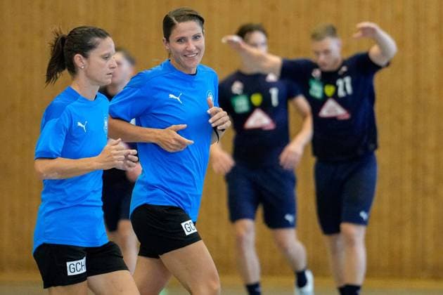 f li Maike Merz referee and Tanja Kuttler referee , during warm up, warm up program, warm up before the game, action, action, 17 08 2022, Kronau Germany , handball, test game, Rhein Neckar Löwen Frisch Auf Göppingen xozx