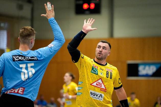 from left Joel Birlehm goalkeeper, RNL, 35 , Jannik Kohlbacher RNL, 80 , player of Rhein Neckar Löwen, cheering about a goal, jubilation, goal celebration, celebrate the goal, goal, celebration, cheering about the goal, optimistic, game scene, highlight, action, action, 17 08 2022, Kronau Germany , handball, test match, Rhein Neckar Löwen Frisch Auf Göppingen xozx