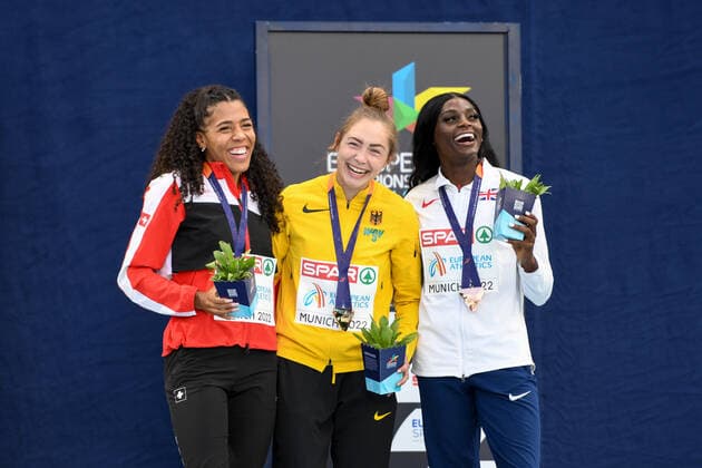 17 08 2022, xkaix, Athletics European Championships, emspor, Having fun at the award ceremony, f l Mujinga KambundJi Switzerland , Gina Lueckenkemper Germany and Daryll Neita Great Britain. kp