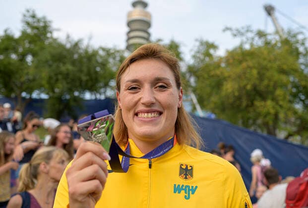 Kristin PUDENZ GER 2nd place with the silver medal, medal, silver, award ceremony discus women, on 17 08 2022 European Athletics Championships 2022, European Championships, from 15 08 21 08 2022 in Munich Germany Â