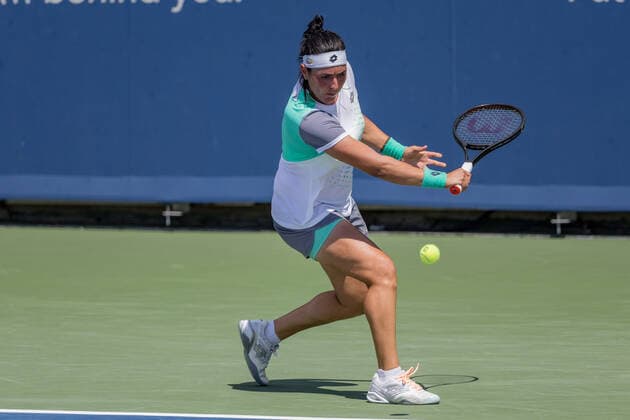 August 17, 2022, Mason, Ohio, USA: Ons Jabeur (TUN) hits a backhand shot during the second round of the Western and Southern Open at the Lindner Family Tennis Center, Mason, Oh. Mason USA - ZUMAs304 20220817_zaf_s304_045 Copyright: xScottxStuartx