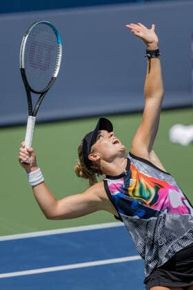 August 17, 2022, Mason, Ohio, USA: Catherine McNally (USA) serves during the second round of the Western and Southern Open at the Lindner Family Tennis Center, Mason, Oh. Mason USA - ZUMAs304 20220817_zaf_s304_051 Copyright: xScottxStuartx