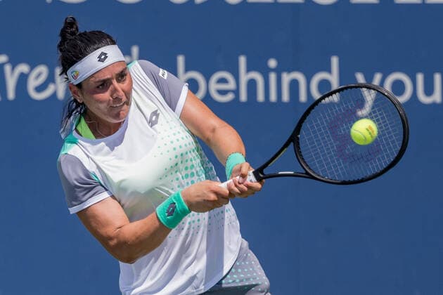 August 17, 2022, Mason, Ohio, USA: Ons Jabeur (TUN) hits a two-handed backhand during the second round of the Western and Southern Open at the Lindner Family Tennis Center, Mason, Oh. Mason USA - ZUMAs304 20220817_zaf_s304_071 Copyright: xScottxStuartx