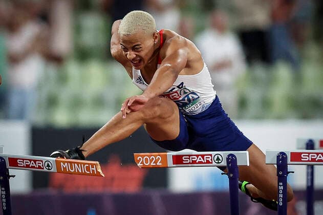 Bilder des Jahres 2022, Sport 08 August Sport Themen der Woche KW33 Sport Bilder des Tages European Championships Munich22; Leichtathletik, 17.08.2022 Finale 110m Huerden: Sasha Zhoya (FRA) stuerzt an der letzten Huerde - European Championships Munich22 am 17.08.22 im Olympiastadion in Muenchen, Deutschland. *** European Championships Munich22 Athletics, 17 08 2022 Final 110m Hurdles Sasha Zhoya FRA falls at the last hurdle European Championships Munich22 on 17 08 22 at the Olympiastadion in Munich, Germany Copyright: xBEAUTIFULxSPORTS AxelxKohringx