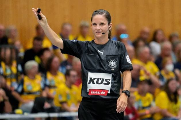 Maike Merz referee , gives instructions, gestures, gesturing with arms, single image, single photo, action, joy, happy, glad, friendly, cheerful, happy, beaming, optimistic, 17 08 2022, Kronau Germany , Handball, Test Match, Rhein Neckar Löwen Frisch Auf Göppingen xozx