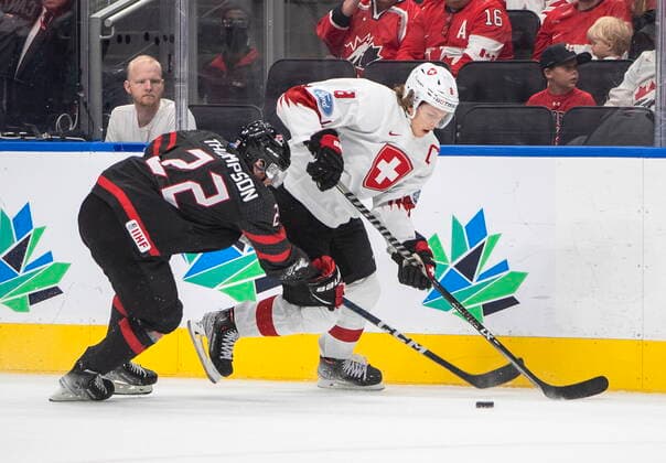 August 17, 2022, EDMONTON, AB, CANADA: Canada s Jack Thompson (22) and Switzerland s Simon Knak (8) battle for the puck during first period IIHF World Junior Hockey Championship quarterfinal action in Edmonton on Wednesday August 17, 2022. Canada News - August 17, 2022  - ZUMAc35_ 20220817_zaf_c35_093 Copyright: xJasonxFransonx
