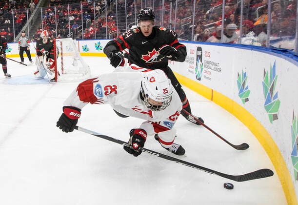 August 17, 2022, EDMONTON, AB, CANADA: Canada s Ethan Del Mastro (24) checks Switzerland s Jonas Taibel (25) during first period IIHF World Junior Hockey Championship quarterfinal action in Edmonton on Wednesday August 17, 2022. Canada News - August 17, 2022  - ZUMAc35_ 20220817_zaf_c35_096 Copyright: xJasonxFransonx