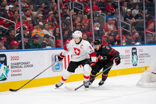 August 17, 2022, Edmonton, Alberta, Canada: SIMON KNAK (8) of Switzerland protects the puck from LOGAN STANKOVEN (10) of Canada during the first period of a 2022 IIHF World Junior Championship quarter-final playoff match at Rogers Place in Edmonton, Alberta. Edmonton Canada - ZUMAh176 20220817_zsp_h176_075 Copyright: xMatthewxHelfrichx