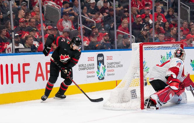 August 17, 2022, Edmonton, Alberta, Canada: BRENNAN OTHMANN (15) of Canada controls the puck during the second period of a 2022 IIHF World Junior Championship quarter-final playoff match at Rogers Place in Edmonton, Alberta. Edmonton Canada - ZUMAh176 20220817_zsp_h176_105 Copyright: xMatthewxHelfrichx