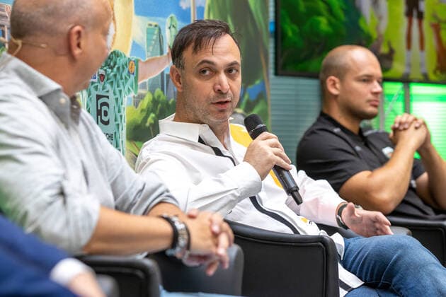 Sport Themen der Woche KW33 Berlin, 18.08.22, Handball: Bundesliga, Pressekonferenz zur Nachhaltigkeitsoffensive der Fuechse Berlin. Geschaeftsfuehrer Bob Hanning spricht zu den Anwesenden. PK Nachhaltigkeitsoffensive Fuechse Berlin *** Berlin, 18 08 22, Handball Bundesliga, press conference on the sustainability offensive of the Fuechse Berlin Managing director Bob Hanning speaks to those present PK sustainability offensive Fuechse Berlin