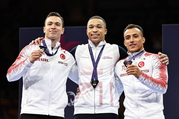 Bilder des Jahres 2022, Sport 08 August Sport Themen der Woche KW33 Sport Bilder des Tages Winners: Ahmet Onder TUR, Joe Fraser GBR, Aden Asil TUR - after all-around final at 2022 seniors Europeans in Munich; 18 08 2022; *** Winners Ahmet Onder TUR, Joe Fraser GBR, Aden Asil TUR after all around final at 2022 seniors Europeans in Munich 18 08 2022 