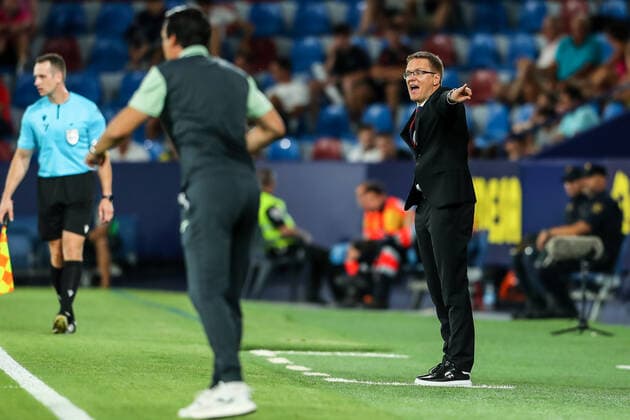 August 18, 2022, VALENCIA, VALENCIA, SPAIN: Valdas Dambrauskas, head coach of Hajduk Split, gestures during the UEFA Conference League, football match played between Villarreal CF and Hajduk Split at the Ceramica Stadium on August 18, 2022, in Castellon, Spain. VALENCIA SPAIN - ZUMAa181 20220818_zaa_a181_024 Copyright: xIvanxTerronx