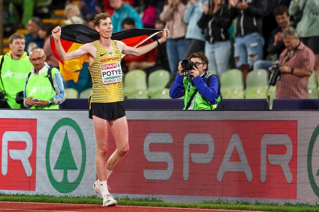 Bilder des Jahres 2022, Sport 08 August Sport Themen der Woche KW33 Sport Bilder des Tages European Championships Munich22; Leichtathletik, 18.08.2022 Tobias Potye (GER) mit Deutschland-Fahne; European Championships Munich22 am 18.08.22 im Olympiastadion in Muenchen, Deutschland. *** European Championships Munich22 Athletics, 18 08 2022 Tobias Potye GER with Germany flag European Championships Munich22 on 18 08 22 at Olympiastadion in Munich, Germany Copyright: xBEAUTIFULxSPORTS AxelxKohringx