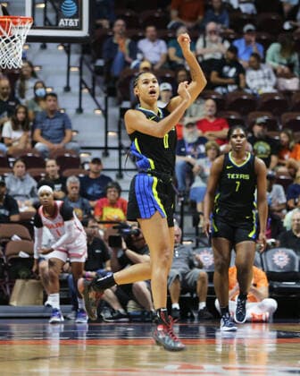 August 18, 2022, Uncasville, CT, USA: Dallas Wings 0 Satou Sabally watches a shot that travels the lenght of the court finds its mark for 3 at the buzzer ending the first quarter during the WNBA, Basketball Damen, USA game in Game 1 of their first-round playoff series at Mohegan Sun Arena. Uncasville USA - ZUMAg28_ 20220818_zaf_g28_006 Copyright: xStanxGodlewskix
