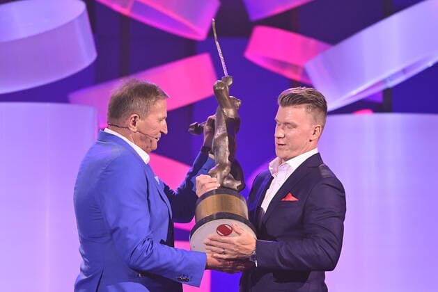 Forward Ondrej Palat, right, from the NHL, Eishockey Herren, USA s Tampa Bay Lightning club has won the Golden Stick award for the best Czech Ice hockey, Eishockey player of the past season, on August 18, 2022, in Prague, Czech Republic. Coach Alois Hadamczik, left, hands over the award to Palat. (CTKxPhoto RomanxVondrous) CTKPhotoP2022081809122