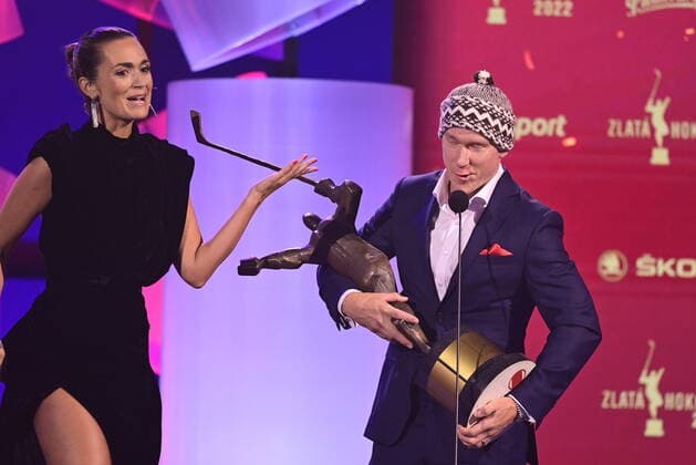 Zlata hokejka 2022, vyhlaseni nejlepsich ceskych hokejistu uplynule sezony, 18. srpna 2022, Praha. Vitez ankety Ondrej Palat s cepici zvanou zmijovka, kterou mu venovala moderatorka galavecera Daniela Pisarovicova (vlevo). CTKPhotoP2022081809116 
