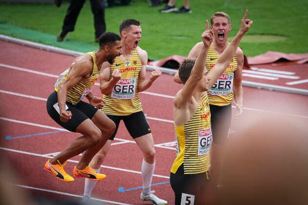 Sport Themen der Woche KW33 European Championships Munich22; Leichtathletik, 19.08.2022 Die 4x400m-Staffel qualifiziert sich fuer das Finale: v.l. Patrick Schneider (GER), Marc Koch (GER), Marvin Schlegel (GER), Manuel Sanders (GER) - European Championships Munich22 am 19.08.22 im Olympiastadion in Muenchen, Deutschland. *** European Championships Munich22 Track and Field, 19 08 2022 The 4x400m relay team qualifies for the final from l Patrick Schneider GER , Marc Koch GER , Marvin Schlegel GER , Manuel Sanders GER European Championships Munich22 on 19 08 22 at the Olympiastadion in Munich, Germany. Copyright: xBEAUTIFULxSPORTS AxelxKohringx