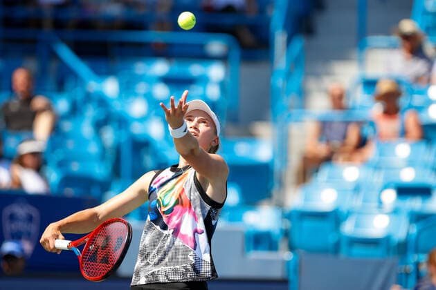 CINCINNATI, OH - AUGUST 19: Elena Rybakina of Kazakh serves the ball during the quarterfinals at Western & Southern Open on August 19, 2022, at the Lindner Family Tennis Center in Mason, OH. (Photo by Ian Johnson Icon Sportswire) TENNIS: AUG 19 Western & Southern Open Icon220819005
