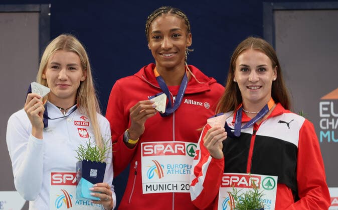 Poland s Adrianna Sulek, Belgian Nafissatou Nafi Thiam and Swiss Annik Kalin pictured during the podium ceremony of the women hectatlon, on the ninth day of the Athletics European Championships, at Munich 2022, Germany, on Friday 19 August 2022. The second edition of the European Championships takes place from 11 to 22 August and features nine sports. BENOITxDOPPAGNE  x39857132x
