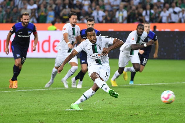 Sport Themen der Woche KW33 Sport Bilder des Tages Fußball 1. Bundesliga 3. Spieltag Borussia Mönchengladbach - Hertha BSC Berlin am 19.08.2022 im Borussia-Park in Mönchengladbach Alassane Plea ( Mönchengladbach ) schießt einen Elfmeter zum 1:0 DFL regulations prohibit any use of photographs as image sequences and or quasi-video. *** Soccer 1 Bundesliga 3 Matchday Borussia Mönchengladbach Hertha BSC Berlin on 19 08 2022 at Borussia Park in Mönchengladbach Alassane Plea Mönchengladbach kicks a penalty to 1 0 DFL regulations prohibit any use of photographs as image sequences and or quasi video xRx