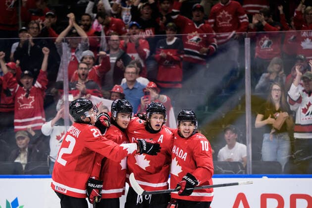 220819 Jack Thompson, Ronan Seeley, Kent Johnson and Logan Stankoven of Canada celebrate the 1 0 goal during the 2022 IIHF World Junior Championship semifinal game between Canada and Czech Republic on August 19, 2022 in Edmonton Photo Joel Marklund BILDBYRAN kod JM JM0366 bbeng ishockey ice hockey jvm junior vm u20 2022 iihf world junior championship world juniors semifinal semifinals canada kanada tjeckien czech republic Czechia jubel,  Copyright: JOELxMARKLUND BB220819JM024