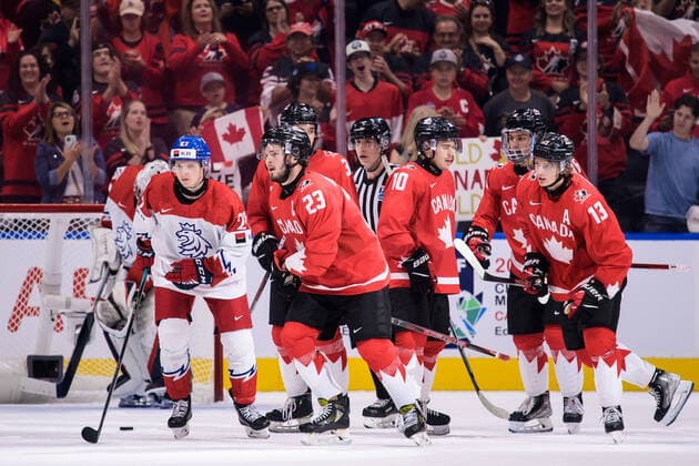 220819 Mason McTavish of Canada celebrates his 4 0 goal with teammates during the 2022 IIHF World Junior Championship semifinal game between Canada and Czech Republic on August 19, 2022 in Edmonton Photo Joel Marklund BILDBYRAN kod JM JM0366 bbeng ishockey ice hockey jvm junior vm u20 2022 iihf world junior championship world juniors semifinal semifinals canada kanada tjeckien czech republic Czechia jubel,  Copyright: JOELxMARKLUND BB220819JM034
